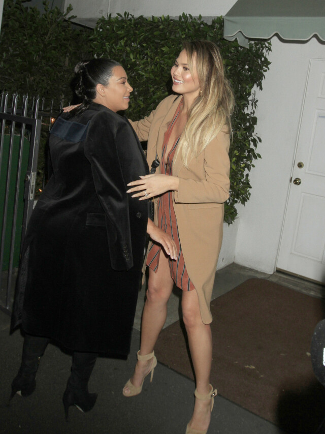 I SAMME BÅT: Både Kim Kardashian og Chrissy Teigen har slitt med å bli gravide. Her gir de hverandre en klem utenfor restauranten Giorgio Baldi i Santa Monica i november 2015, da de begge ventet barn. Foto: Splash News I SAMME BÅT: Både Kim Kardashian og Chrissy Teigen har slitt med å bli gravide. Her gir de hverandre en klem utenfor restauranten Giorgio Baldi i Santa Monica i november 2015, da de begge ventet barn. Foto: Splash News